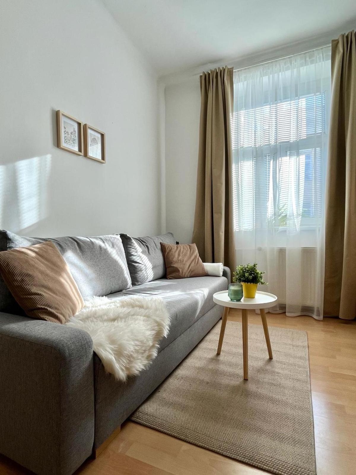 Apartment Caroline - Old Town Bratislava Luaran gambar