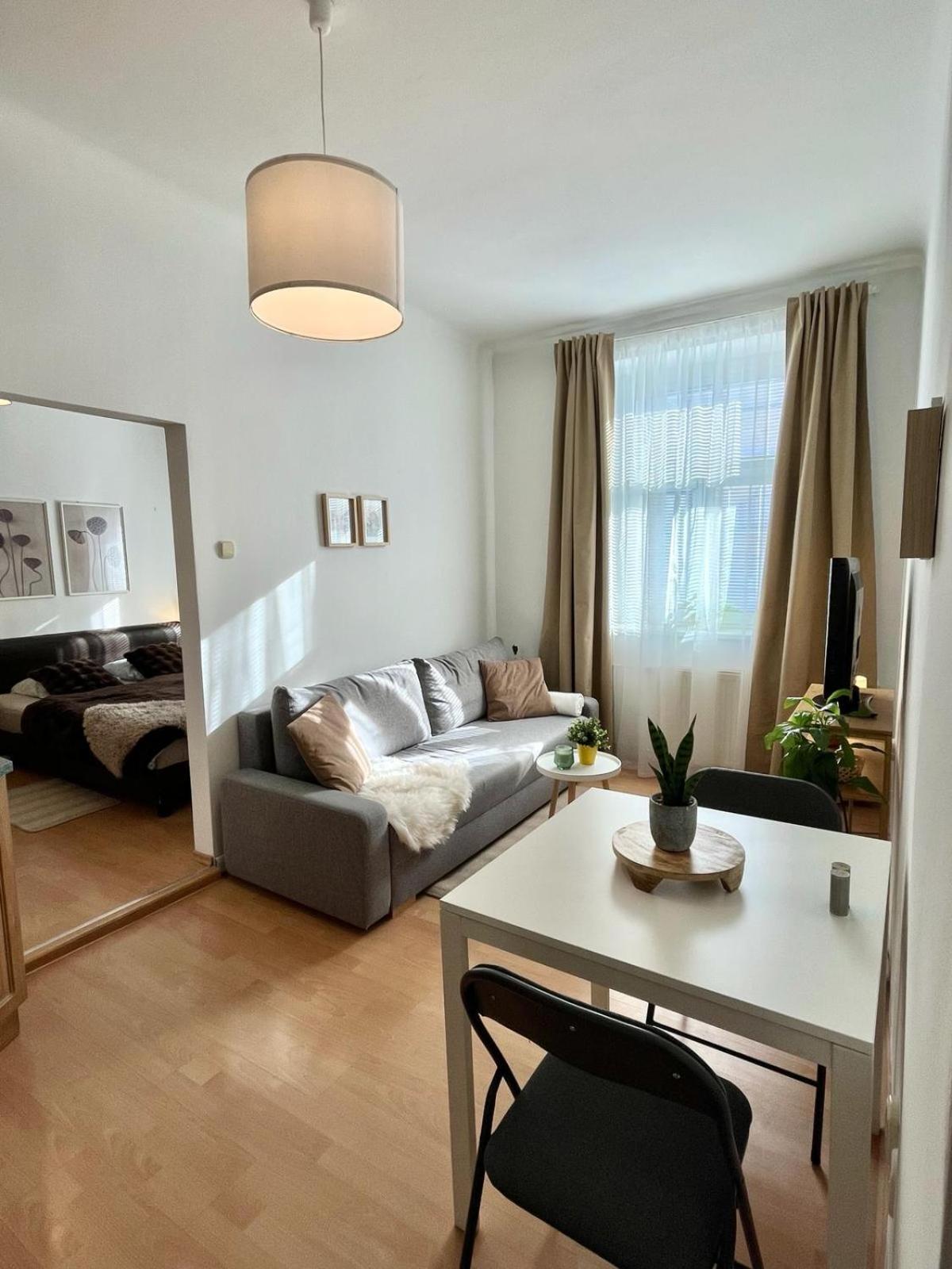 Apartment Caroline - Old Town Bratislava Luaran gambar